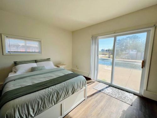 een slaapkamer met een groot bed en een groot raam bij Studio at Snooze in Wisconsin Rapids