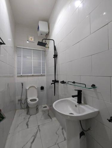Et badeværelse på URBAN EDGE APARTMENTS
