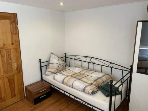 Schlafzimmer mit einem Bett und Holzboden in der Unterkunft Schöne 2 Zimmer Ferienwohnung in Ebern in Ebern