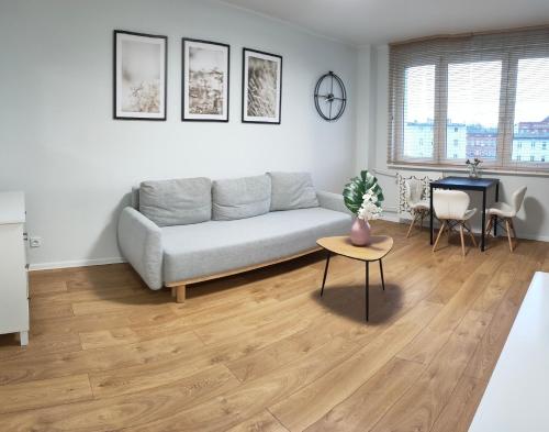 a living room with a couch and a table at Apartament Malbork Centrum blisko zamku in Malbork