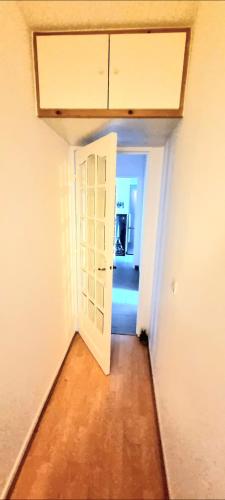 une pièce vide avec une porte et un couloir dans l'établissement Lovely Paris, à Sartrouville