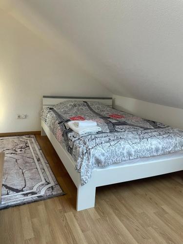 a bedroom with a bed and a rug on the floor at Stilvolle Wohnung im Stadtzentrum in Kaiserslautern