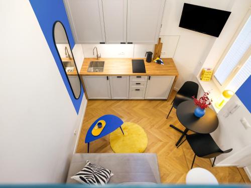 vista sul soffitto di una cucina e di un soggiorno di MiodLove Apartment a Cracovia
