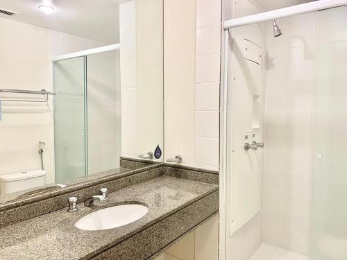 a bathroom with a sink and a shower at Flat próximo Aero Congonhas in São Paulo