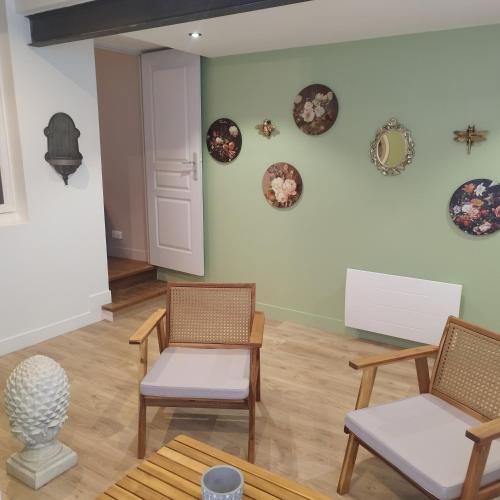 a room with chairs and plates on the wall at Spacieux duplex en plein centre-ville de Fontainebleau in Fontainebleau