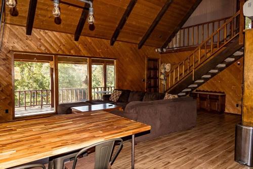 ein Wohnzimmer mit einem Tisch und einem Sofa in der Unterkunft The Badger House in Badger