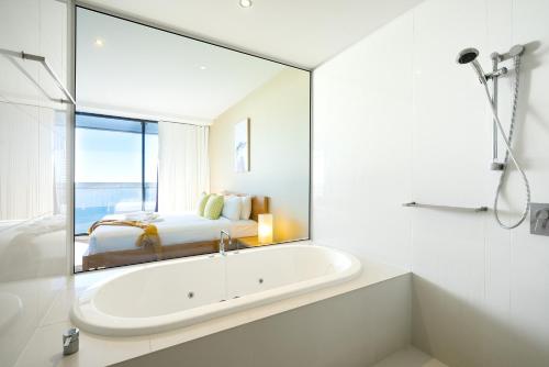 La salle de bains est pourvue d'une baignoire. dans l'établissement 3BR Circle On Cavill 52nd Floor Spacious Skyhome Apart, à Gold Coast