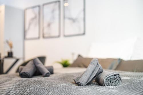 a pair of slippers on a bed in a room at Uferzauber, Wohnung an der Schlachte, Innenstadt, Bremen in Bremen