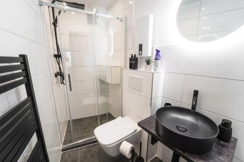 a bathroom with a black sink and a shower at Uferzauber, Wohnung an der Schlachte, Innenstadt, Bremen in Bremen