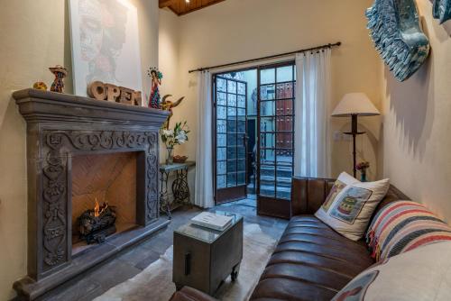 Χώρος καθιστικού στο Casa Esperanza, 2BR Designer Charm & Rooftop Views