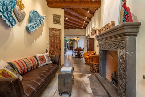 Χώρος καθιστικού στο Casa Esperanza, 2BR Designer Charm & Rooftop Views