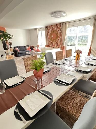une grande table à manger avec des chaises et une salle à manger dans l'établissement M&A maison de campagne/ Disney/Paris/Wifi/Jeux, à Croissy-Beaubourg