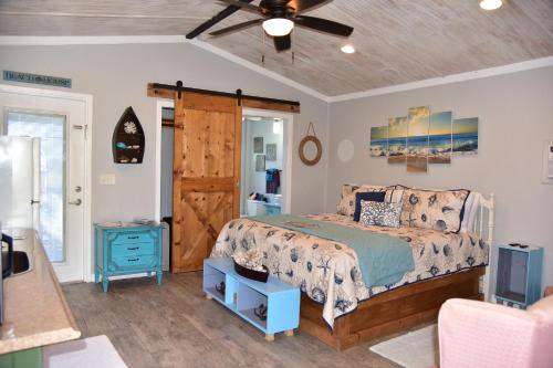 a bedroom with a bed and a ceiling fan at The Beach House at Si Como No Inn in Flagler Beach
