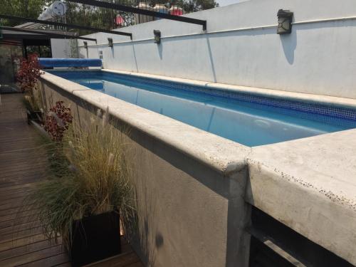 a large swimming pool with a retaining wall at Mini loft Buenavista 208 in Mexico City