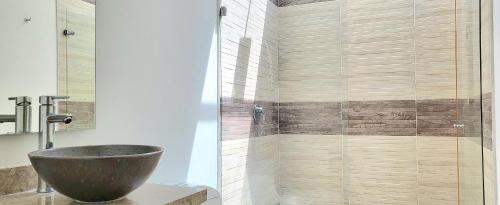 a bathroom with a shower with a bowl sink at Casa Finca Jaccuzi Aire Acondicionad Wifi TV in Ricaurte