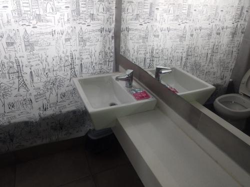 a bathroom with a sink and a toilet at Alquiler Temporario Rosario 14 in Rosario