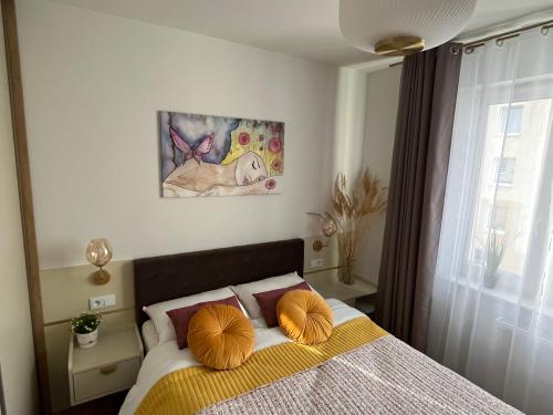 1 dormitorio con 1 cama con 2 almohadas en Apartament NOWE POJEZIERZE en Olsztyn