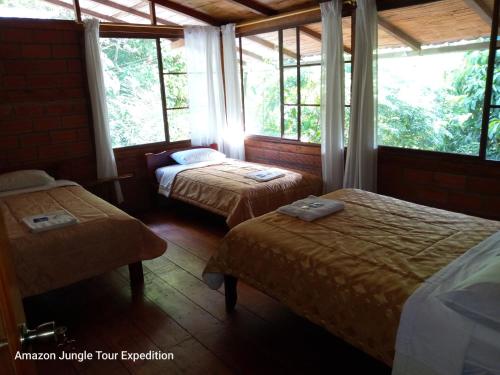 um quarto com duas camas e uma janela em Amazon Jungle Tour Expedition em Tena