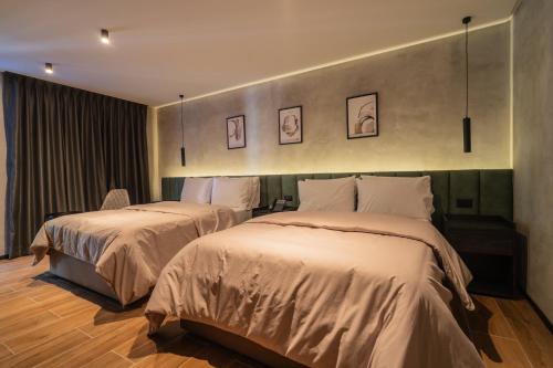 una habitación de hotel con 2 camas en una habitación en ALCALÀ EXPO en Guadalajara