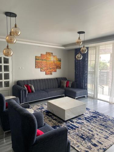uma sala de estar com um sofá e uma mesa de centro em 4 Bedroom Mzungu Mansion em Wakiso