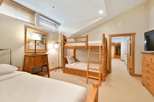 Grand Summit Lodge by Park City - Canyons Villageにあるベッド
