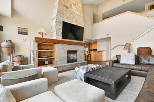 Grand Summit Lodge by Park City - Canyons Villageにあるテレビまたはエンターテインメントセンター
