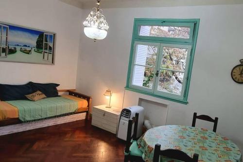 1 dormitorio con 2 camas y ventana en Comfortable Apartment in Colegiales en Buenos Aires