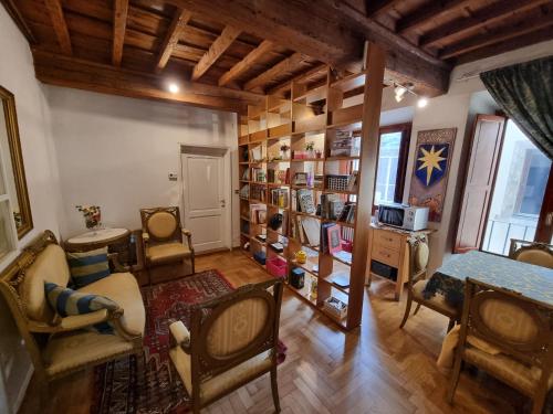 Χώρος καθιστικού στο LA SEDE DELL'ARTE Monolocale Studio e Camere in Torre Medievale vicino a Duomo e Piazza Signoria