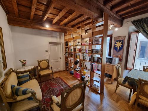 Χώρος καθιστικού στο LA SEDE DELL'ARTE Monolocale Studio e Camere in Torre Medievale vicino a Duomo e Piazza Signoria