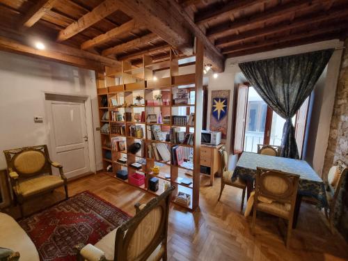 Χώρος καθιστικού στο LA SEDE DELL'ARTE Monolocale Studio e Camere in Torre Medievale vicino a Duomo e Piazza Signoria