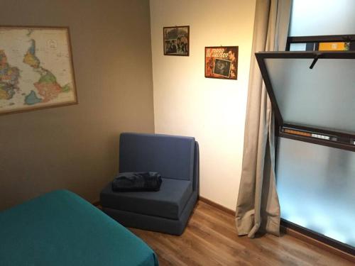 a room with a blue chair and a window at Mini Loft 107 in Mexico City