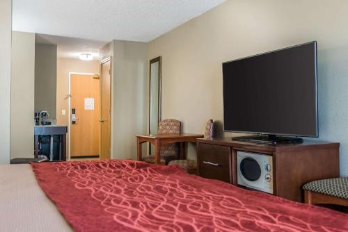 Country Inn & Suites by Radisson, Stillwater, MNにあるテレビまたはエンターテインメントセンター