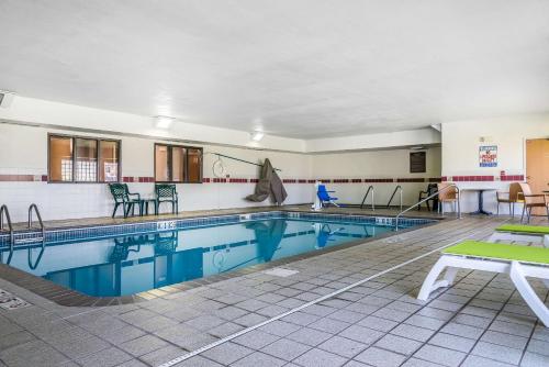 Country Inn & Suites by Radisson, Stillwater, MNの敷地内または近くにあるプール