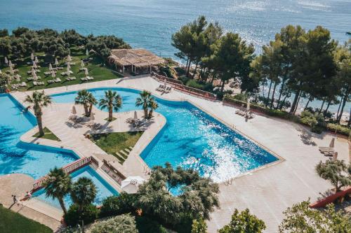 een luchtzicht op een zwembad in een resort bij Candia Park Village in Agios Nikolaos