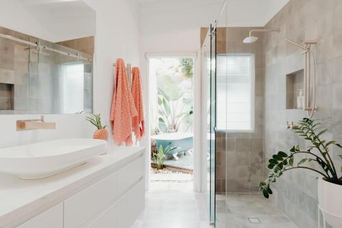 Koupelna v ubytování Paradise Palms - pet-friendly beach home with pool