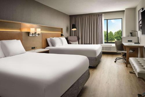 Pokój hotelowy z 2 łóżkami i biurkiem w obiekcie Radisson Hotel West Memphis w mieście West Memphis
