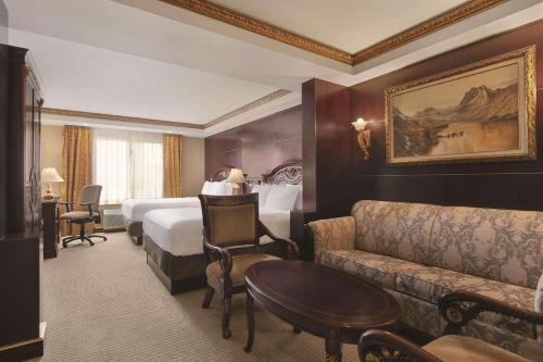 um quarto de hotel com uma cama e um sofá em Radisson Toronto Airport West em Mississauga