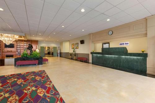 Ο χώρος του λόμπι ή της ρεσεψιόν στο Park Inn By Radisson Sharon