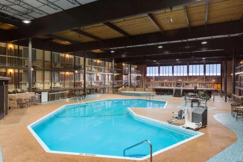 Πισίνα στο ή κοντά στο Park Inn By Radisson Sharon