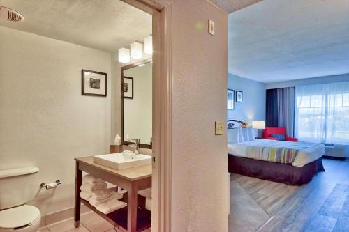 Кровать или кровати в номере Country Inn & Suites by Radisson Ocala Southwest
