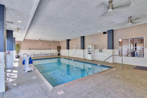 奧卡拉的住宿－Country Inn & Suites by Radisson Ocala Southwest，大型建筑中的大型游泳池