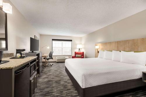 ein Hotelzimmer mit einem Bett und einem Schreibtisch in der Unterkunft Country Inn & Suites by Radisson, Boise West, ID in Meridian