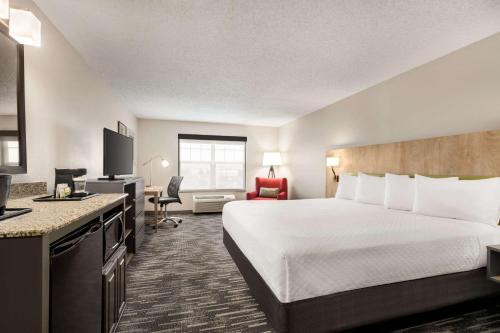 una camera d'albergo con letto e scrivania di Country Inn & Suites by Radisson, Boise West, ID a Meridian