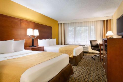 Postel nebo postele na pokoji v ubytování Country Inn & Suites by Radisson, Mishawaka, IN