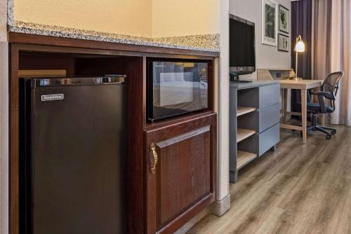 a kitchen with a refrigerator and a desk in a room at Country Inn & Suites by Radisson, Salisbury, MD in Salisbury