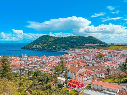 een luchtzicht op een stad met huizen en de oceaan bij Azores village apartments in Fontinhas