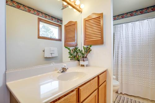 uma casa de banho com um lavatório e um WC em Waterfront Ocean Pines Vacation Home with Boat Dock! em Ocean Pines