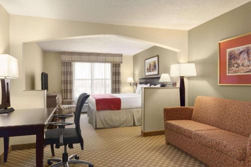 Habitación de hotel con cama y escritorio en Country Inn & Suites by Radisson, Tuscaloosa, AL, en Tuscaloosa