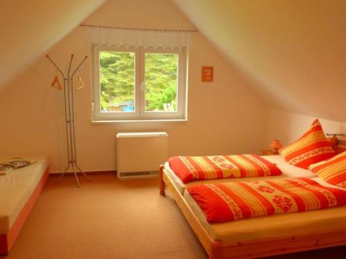 1 dormitorio con 2 camas y ventana en Holiday home Oertel Häusl 