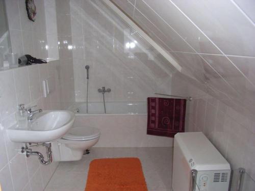 a bathroom with a sink and a toilet and a bath tub at Holiday home Oertel Häusl in Niederlauterstein